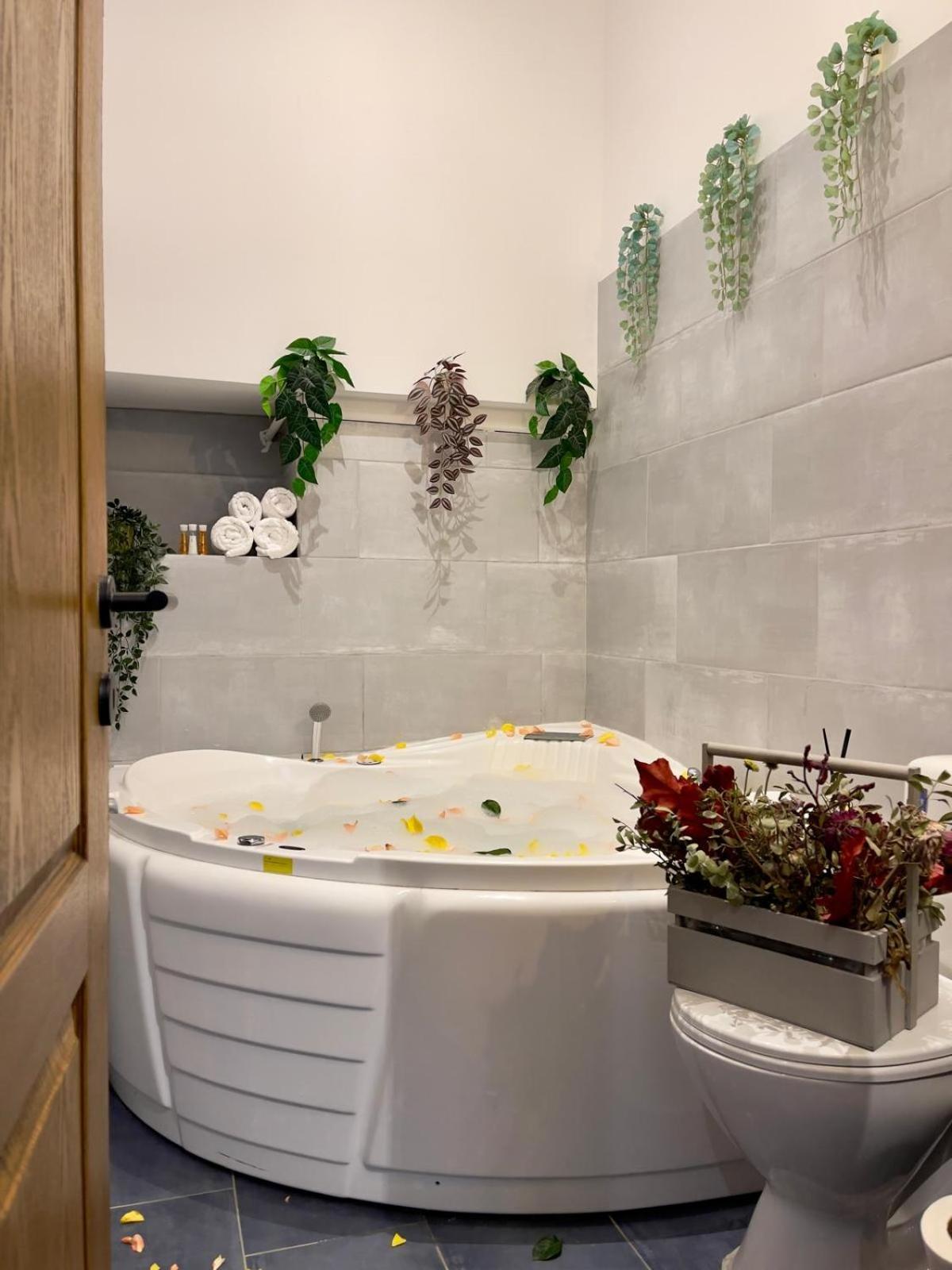 Old Town Jacuzzi Studio Bucureşti Eksteriør bilde